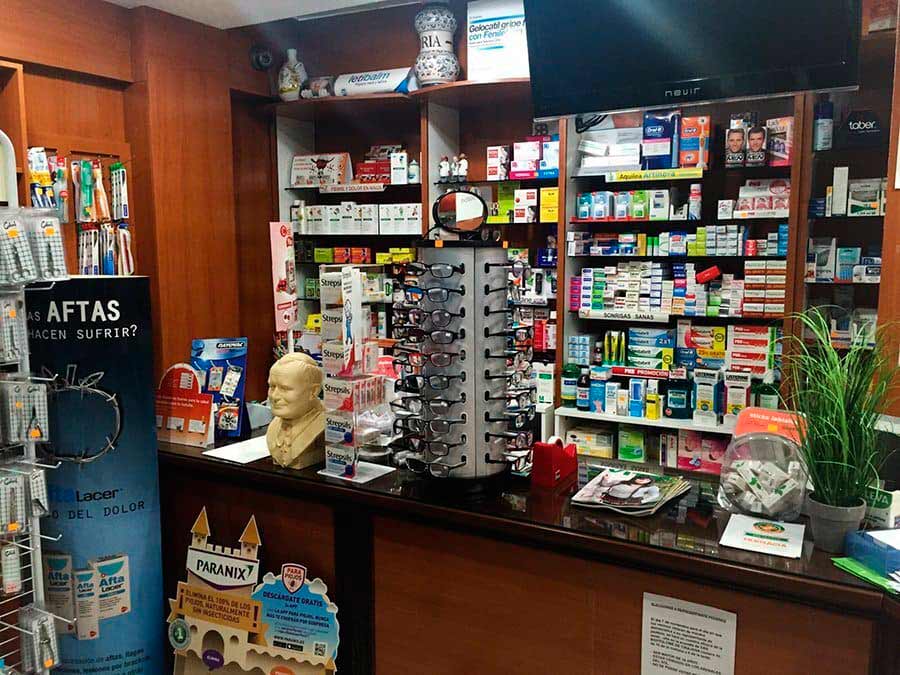 Farmacia Arenales del Sol productos y medicamentos exhibidos 